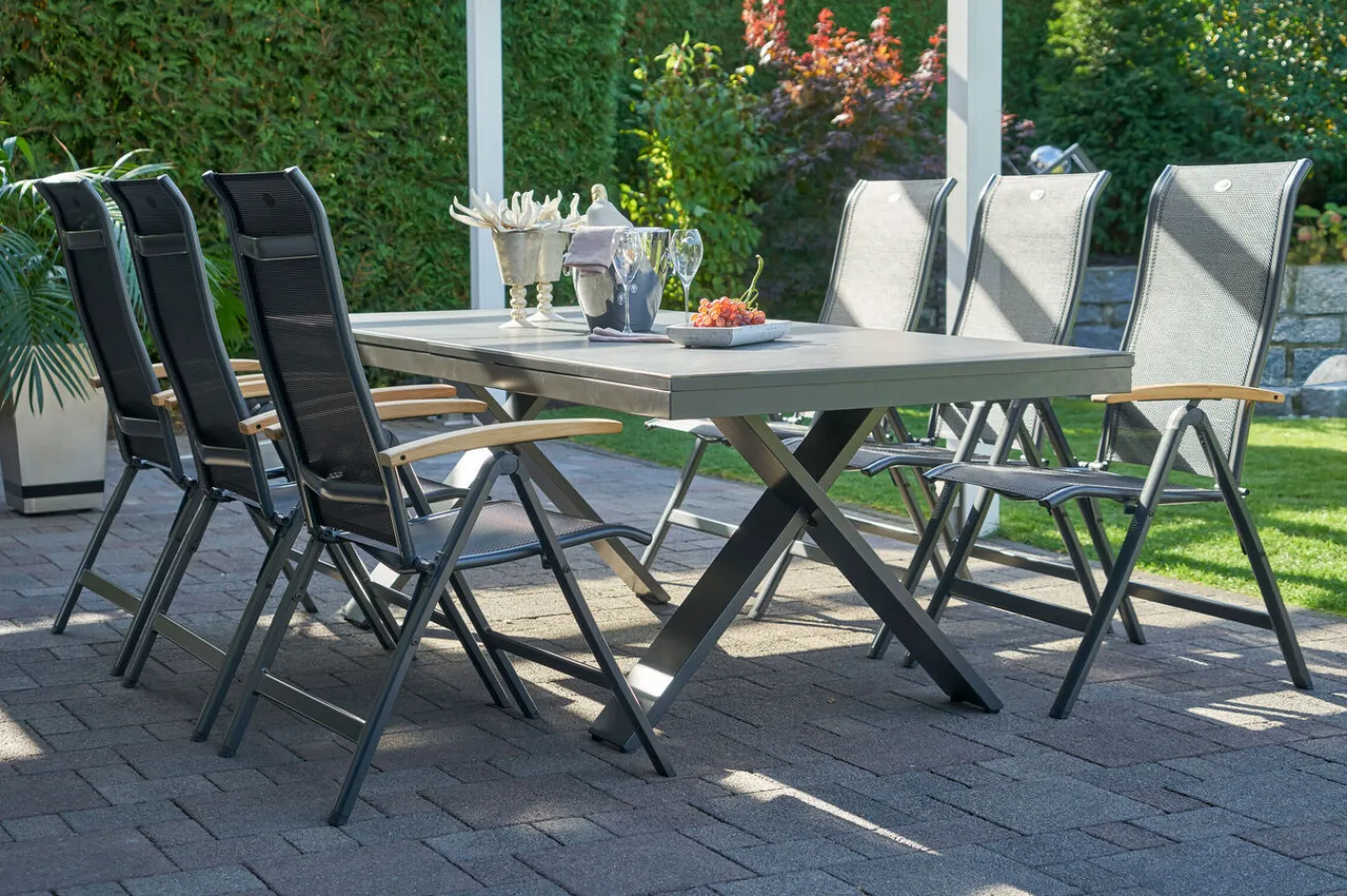 New Sondermodell Xanadu / Alice Garten-Essgruppe, xerix/schwarz, Alu/Glaskeramik, 4x4 Textilen, 6 Klappstühle, 220/280x100cm Garten-Essgruppen