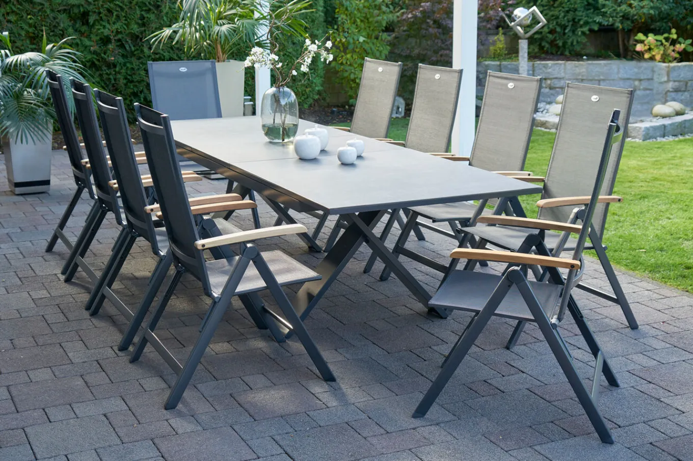Sale Sondermodell Xanadu / Aruba Garten-Essgruppe, xerix/anthrazit, Alu/Glaskeramik, 10 Klappstühle, 220/280x100cm Garten-Essgruppen