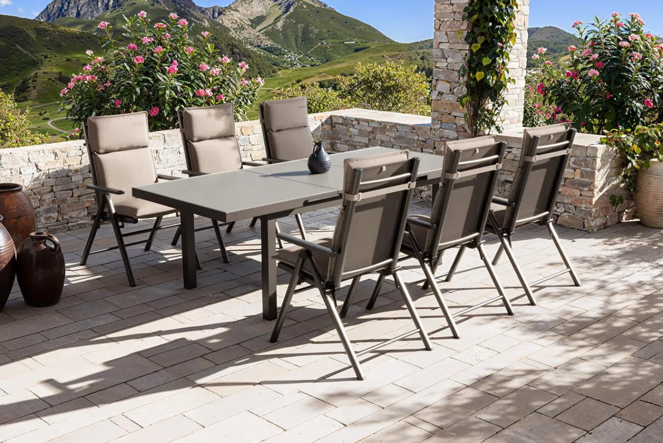 New BasicPlus Pro Garten-Essgruppe, anthrazit/natur, Alu/Textilene/Glas, Tisch ausziehbar 180/240 cm, 6 Klappstühle inkl. Auflagen Garten-Essgruppen