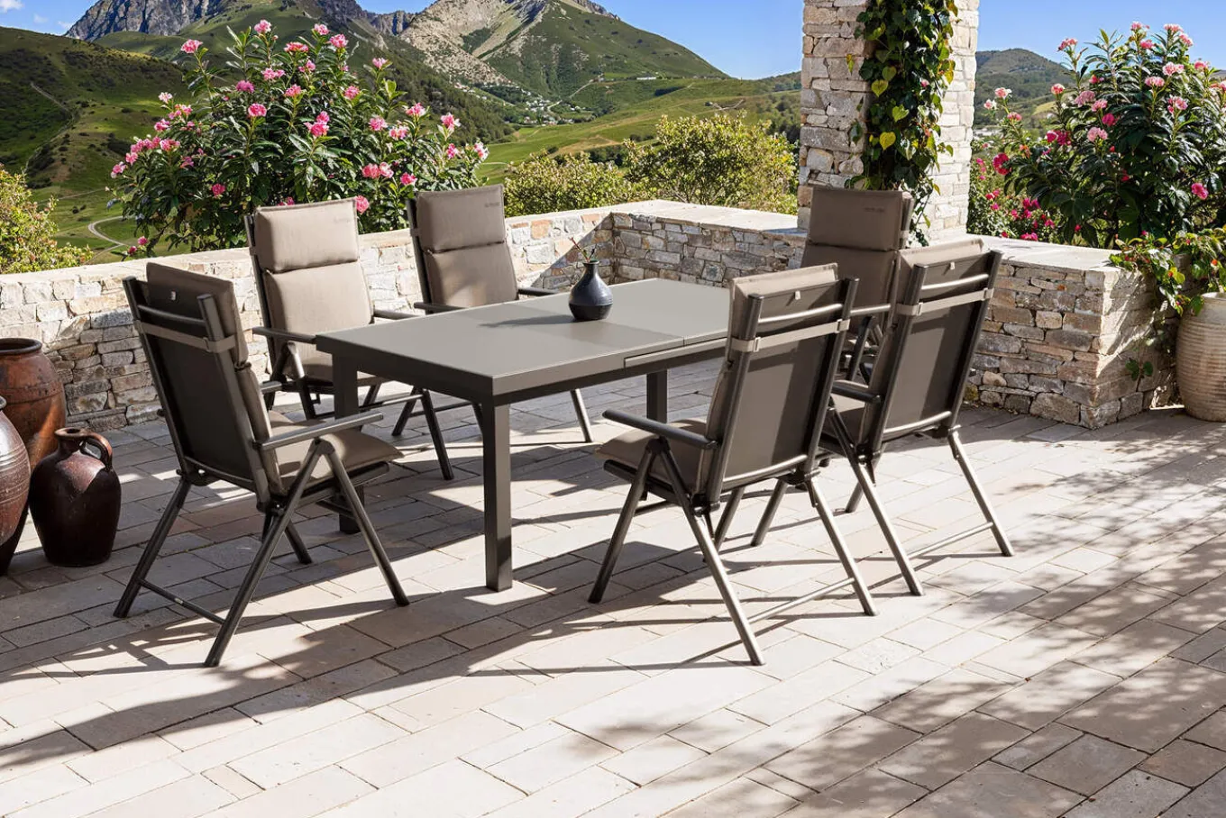 New BasicPlus Pro Garten-Essgruppe, anthrazit/natur, Alu/Textilene/Glas, Tisch ausziehbar 180/240 cm, 6 Klappstühle inkl. Auflagen Garten-Essgruppen