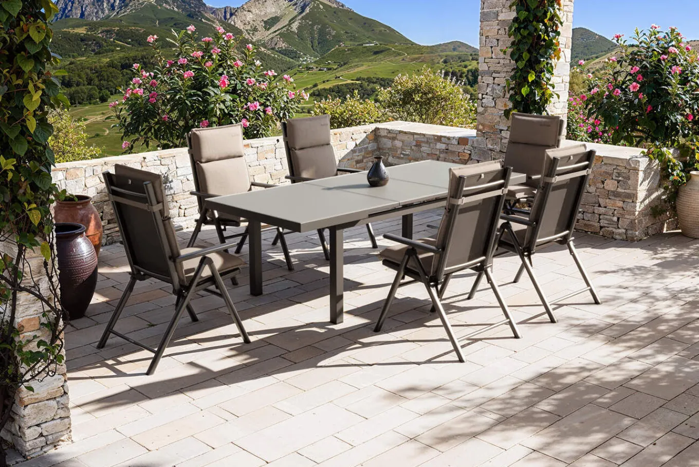 New BasicPlus Pro Garten-Essgruppe, anthrazit/natur, Alu/Textilene/Glas, Tisch ausziehbar 180/240 cm, 6 Klappstühle inkl. Auflagen Garten-Essgruppen