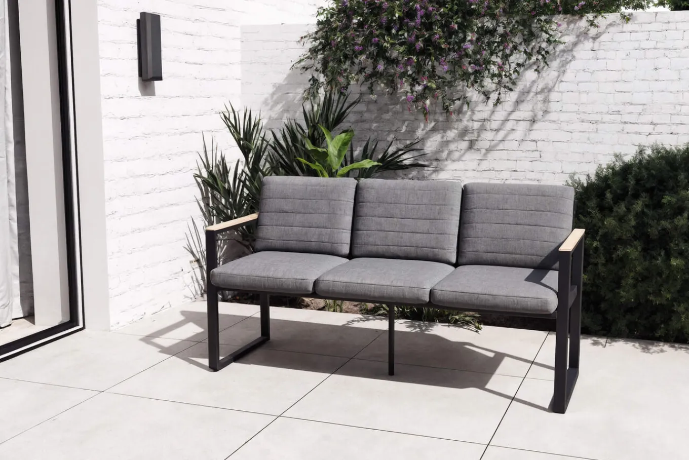 Alexander Bank, mattgrau, Alu/Teak, 154x55x75 cm, mit Armlehnen, inkl. Polster Gartenbänke & Gartensofas