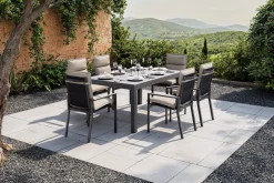 Hot Premium Garten-Essgruppe, anthrazit matt/schwarz/natur, Alu/Spraystone, Tisch 160/260 x 100 cm, 6 Stapelsessel inkl. 6 Auflagen Garten-Essgruppen