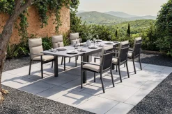 Hot Premium Garten-Essgruppe, anthrazit matt/schwarz/natur, Alu/Spraystone, Tisch 160/260 x 100 cm, 6 Stapelsessel inkl. 6 Auflagen Garten-Essgruppen