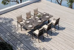 Hot Premium Garten-Essgruppe, anthrazit matt/schwarz/natur, Alu/Spraystone, Tisch 160/260 x 100 cm, 6 Stapelsessel inkl. 6 Auflagen Garten-Essgruppen