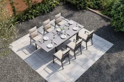 Hot Premium Garten-Essgruppe, anthrazit matt/schwarz/natur, Alu/Spraystone, Tisch 160/260 x 100 cm, 6 Stapelsessel inkl. 6 Auflagen Garten-Essgruppen