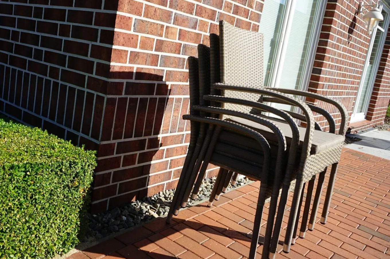 Outlet Rabida Garten-Essgruppe, champagner-meliert, Polyrattan, Tisch 90 x 90 cm, 4 Stapelstühle, Glasplatte in Steinoptik Polyrattan-Gartenmöbel|Garten-Essgruppen