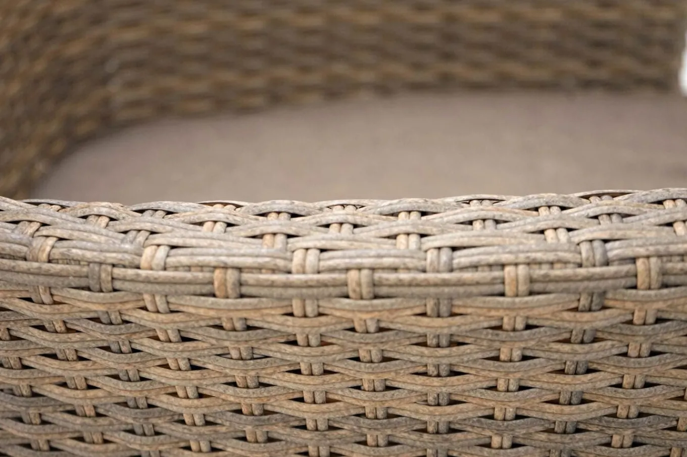 Rabida Garten-Essgruppe, champagner-meliert, Polyrattan, Tisch 90 x 90 cm, 4 Stapelsessel, Glasplatte in Steinoptik Polyrattan-Gartenmöbel|Garten-Essgruppen