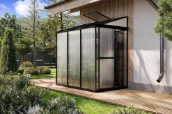 Clearance Verde Comfort Anlehn-Gewächshaus, schwarzer Rahmen, Aluminium pulverbeschichtet mit 4 mm Polycarbonatplatten, 192 x 125 x 210 cm, UV-beständig, mit Schiebetür und Belüftungsfenster Gewächshaus|Aluminium-Gartenmöbel