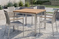 Discount Cardiff Garten-Essgruppe, silber/taupe, Edelstahl/recyceltes Teak, Tisch 90 x 90 cm, 4 Stapelsessel, FSC®-zertifiziertes Produkt Garten-Essgruppen|Edelstahl-Gartenmöbel