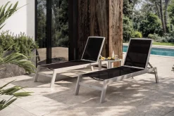 Online 2er-Set Sonnenliegen, silber/schwarz, Alu/Textil, 198x66x32cm, mit Beistelltisch 45x45cm Gartenliegen