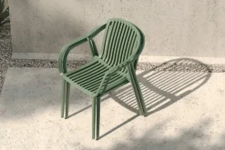 Best Pico Curve Balkon-Set, pestogrün, Kunststoff, Tisch Ø 70 cm und 2 Stapelsessel, UV- und wetterfest Balkonmöbel-Set
