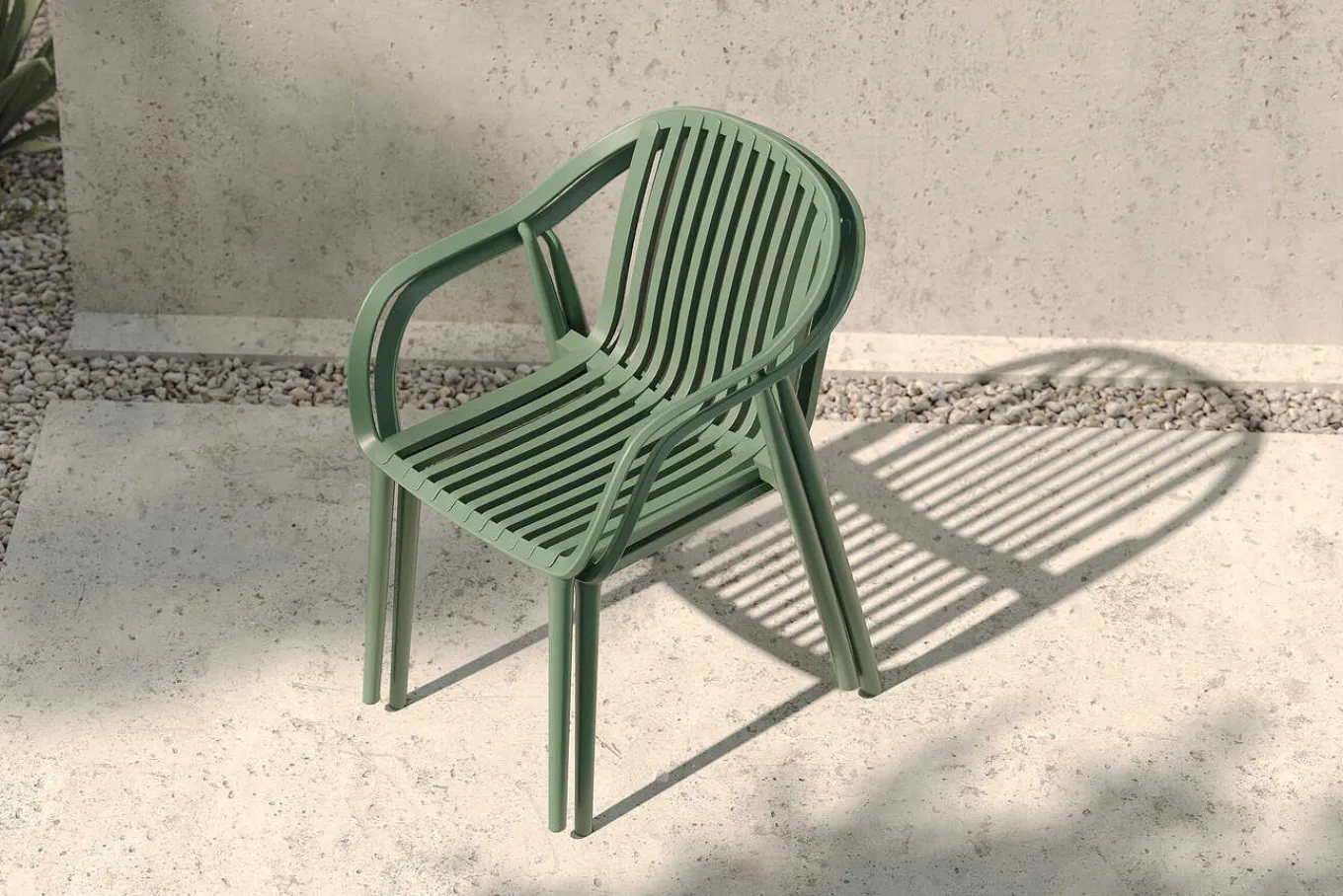 Best Pico Curve Balkon-Set, pestogrün, Kunststoff, Tisch Ø 70 cm und 2 Stapelsessel, UV- und wetterfest Balkonmöbel-Set