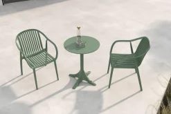 Best Pico Curve Balkon-Set, pestogrün, Kunststoff, Tisch Ø 70 cm und 2 Stapelsessel, UV- und wetterfest Balkonmöbel-Set