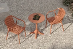 New Pico Curve Balkon-Set, ziegelrot, Kunststoff, Tisch Ø 70 cm und 2 Stapelsessel, UV- und wetterfest Balkonmöbel-Set