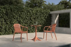 New Pico Curve Balkon-Set, ziegelrot, Kunststoff, Tisch Ø 70 cm und 2 Stapelsessel, UV- und wetterfest Balkonmöbel-Set