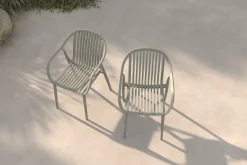 Hot Pico Curve Balkon-Set, grau, Kunststoff, Tisch Ø 70 cm und 2 Stapelsessel, UV- und wetterfest Balkonmöbel-Set