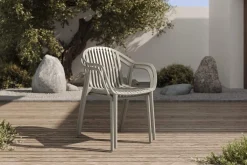 Hot Pico Curve Balkon-Set, grau, Kunststoff, Tisch Ø 70 cm und 2 Stapelsessel, UV- und wetterfest Balkonmöbel-Set