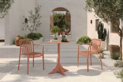 New Pico Soft Balkon-Set, ziegelrot, Kunststoff, Tisch Ø 70 cm und 2 Stapelsessel, UV-beständig, wetterfest Balkonmöbel-Set