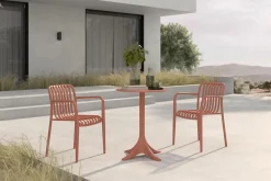 New Pico Soft Balkon-Set, ziegelrot, Kunststoff, Tisch Ø 70 cm und 2 Stapelsessel, UV-beständig, wetterfest Balkonmöbel-Set